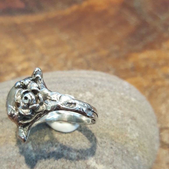 Sterling Rose and mother of pearl Ring - Picture 9 of 14